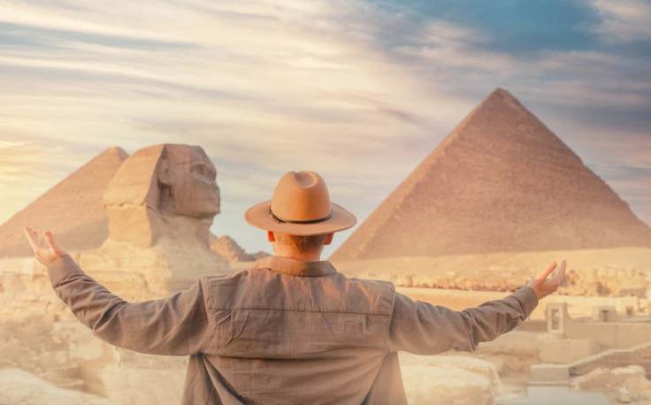 un uomo davanti alle piramidi, cosa fare in egitto a dicembre