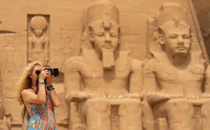 Una ragazza al tempio di Abu simbel, cosa fare in egitto a dicembre