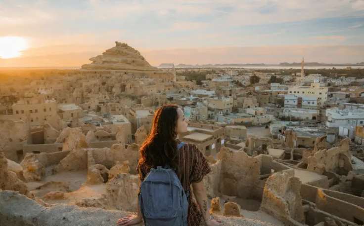 una donna si trova all'oasi di siwa