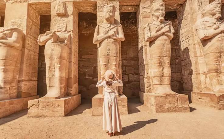 una donna al tempio di abu simbel