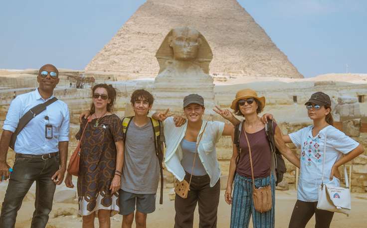 Un gruppo di nostri clienti davanti alla sfinge e alla piramdi. cosa vedere al cairo in 4 giorni