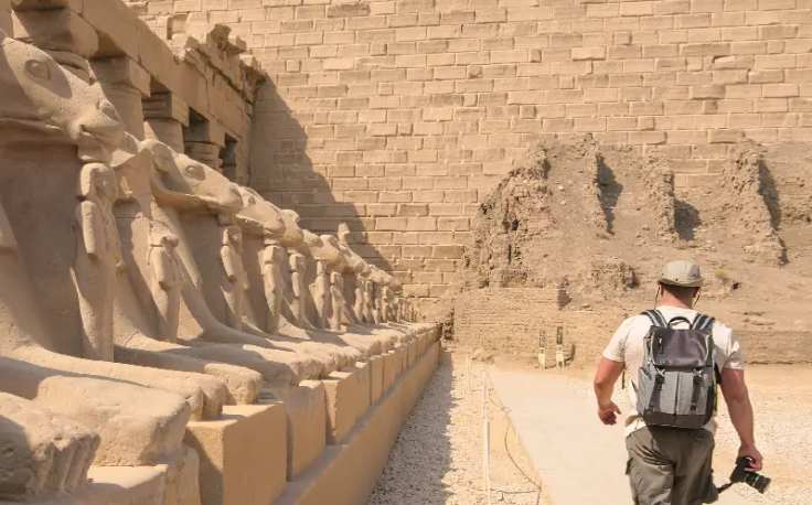 un uomo a luxor, come vestirsi in Egitto