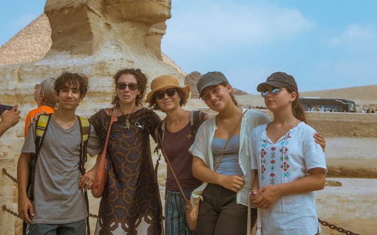 un gruppo di turisti davanti alla sfinge, come vestirsi in egitto
