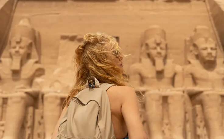 una ragazza al tempio di abu simbel, egitto posti da visitare