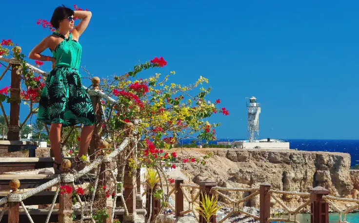 una donna davanti al mare a sharm, meglio sharm o marsa alam