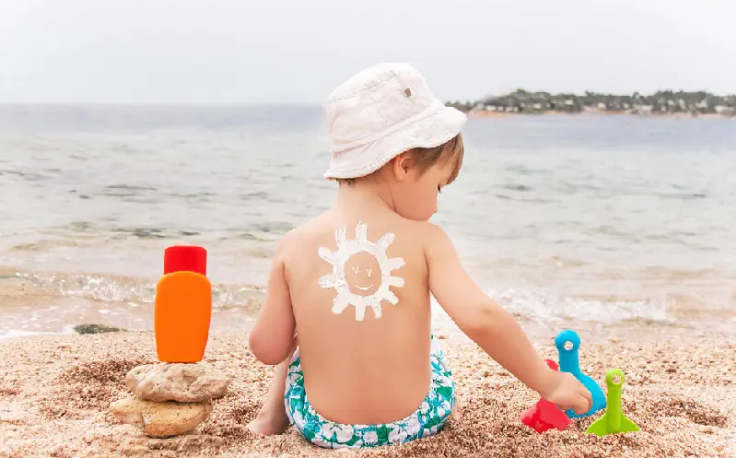un bambino sulla spiaggia al mar rosso