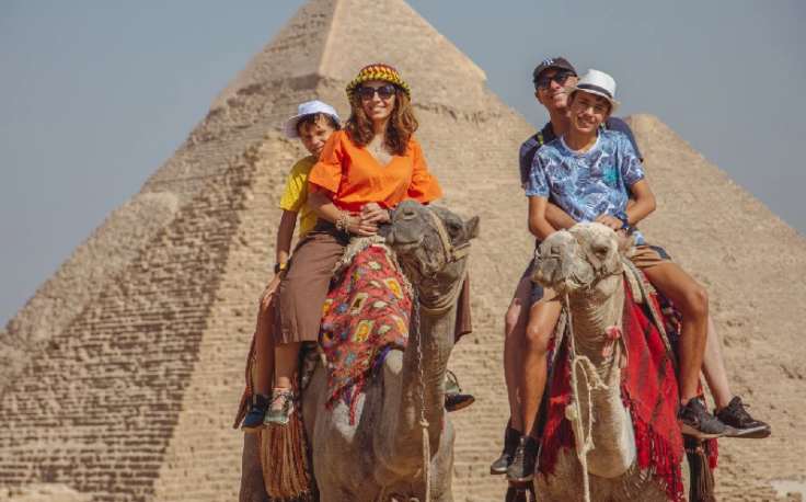 una famiglia sui cammelli, cosa vedere in egitto in 5 giorni