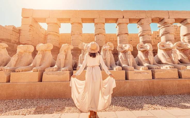 una donna al tempio del karnak, cosa vedere in egitto in 5 giorni
