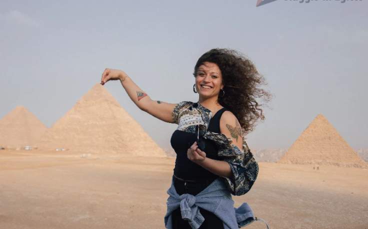 una bella ragazza davanti le piramidi, cosa fare a il cairo