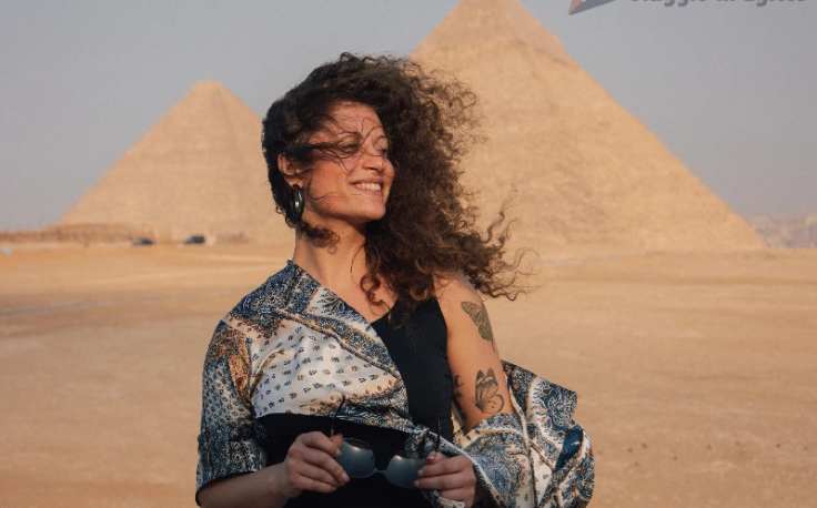 una donna al cairo davanti alle piramidi, il cairo cosa vedere
