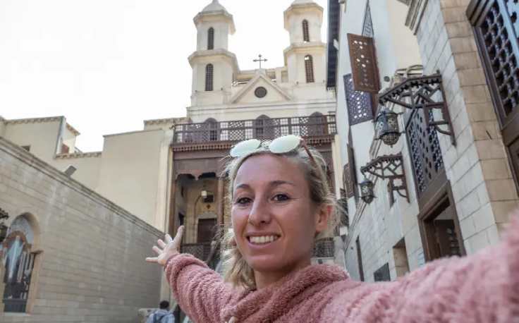 una turista visita la chiesa sospesa, il cairo cosa vedere