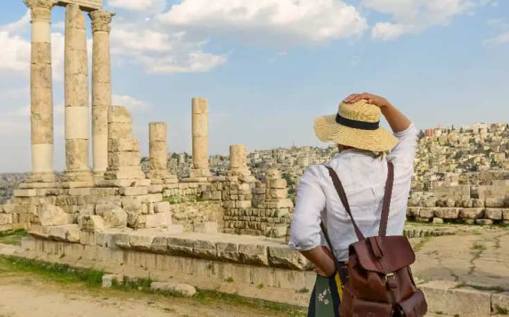 una  donna in giodania, cose da vedere in giordania