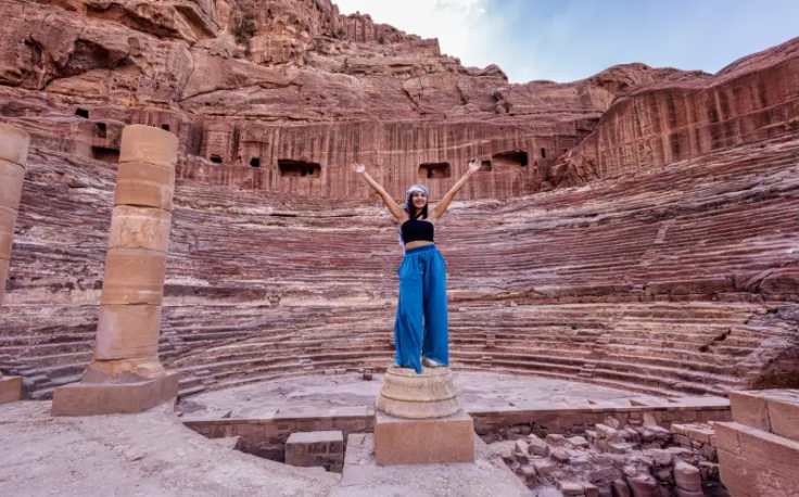 turisti che si godono il viaggio a petra, cosa si mangia in giordania