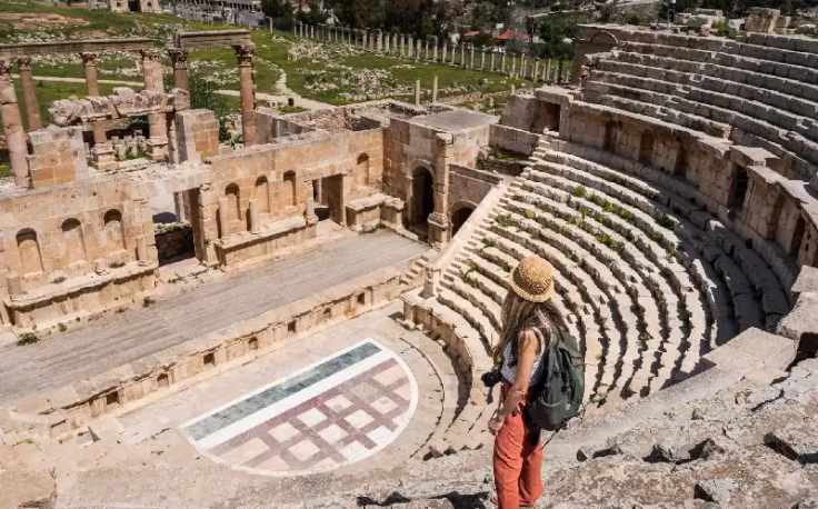 ragazza con cappello davanti al teatro romano, viaggio in giordania cosa mettere in valigia