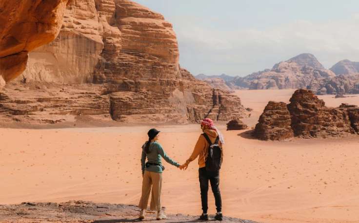 donna e uomo che contemplano il paesaggio del wadi rum, viaggio in giordania cosa mettere in valigia