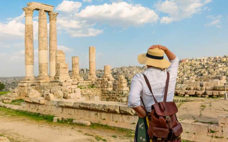 ragazza con cappello alla cittadella di amman, Visto per la Giordania