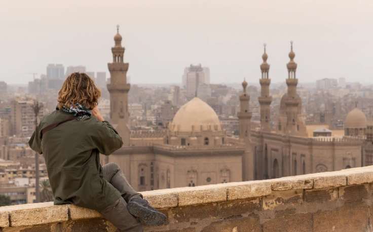 Viaggiatore che ammira il panorama del Cairo, Egitto in 10 giorni