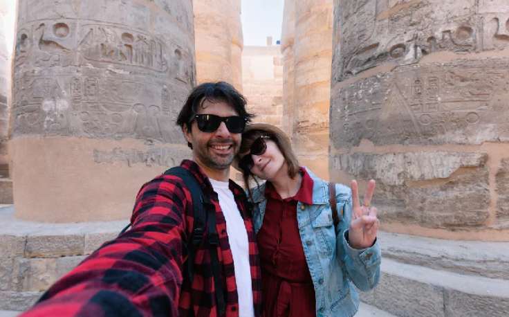 una coppia davanti al tempio di luxor, Egitto farnesina