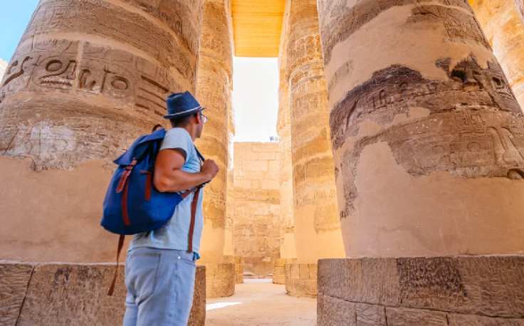 turista ammira il meraviglioso panorama del tempio di luxor, egitto farnesina