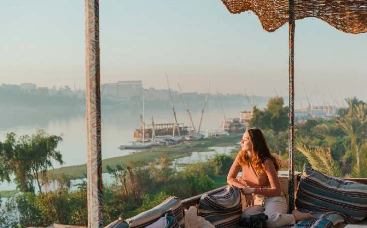 turista si gode la bellezza del nilo, egitto farnesina