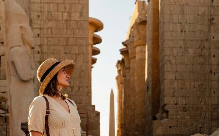 una coppia davanti al tempio di luxor, Egitto farnesina