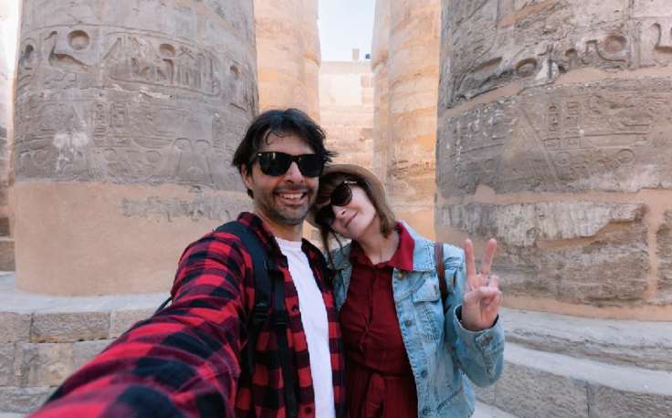 una coppia davanti al tempio di luxor, turismo in egitto