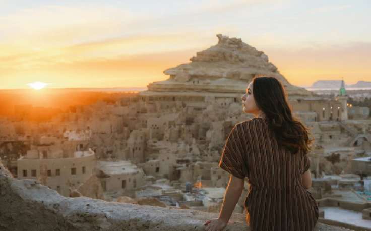 turisti che si godono il deserto egiziano, turismo in egitto