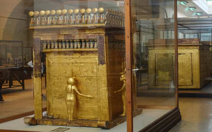 statue d'oro dentro una vetrina