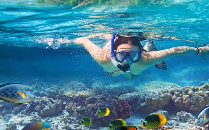 una ragazza fa snorking a sharm ek sheikh egitto