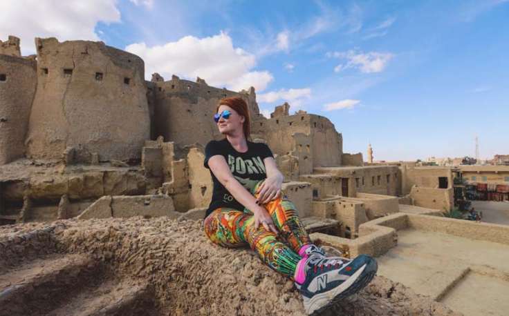 una donna all'oasi di siwa in egitto