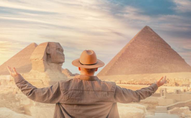 un uomo davanti alle piramidi, dove si trova l'egitto