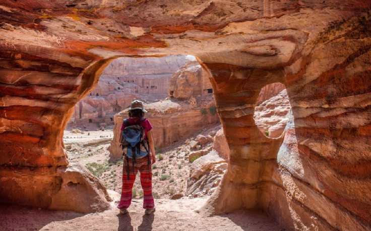 Dove si trova Petra, una donna alle tombe reali  dei sovrani nabatei