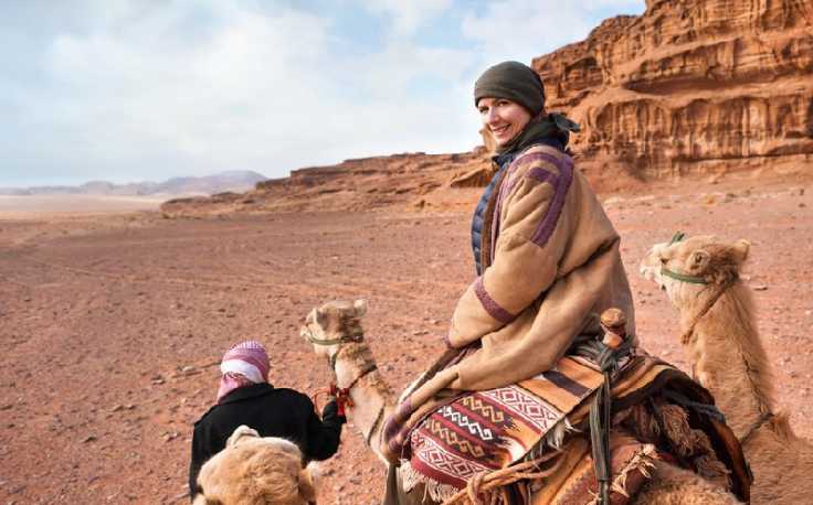 Dove si trova Petra, una donna a dorso di un camello a petra