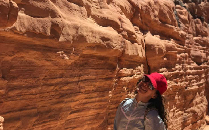 Canyon colorato, una ragazza accanto al canyon