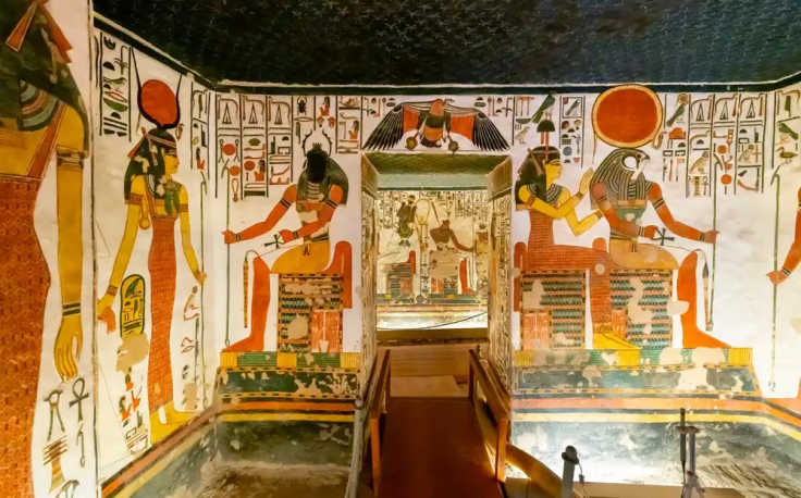 La tomba di Nefertari, una donna davanti all'intrata della tomba
