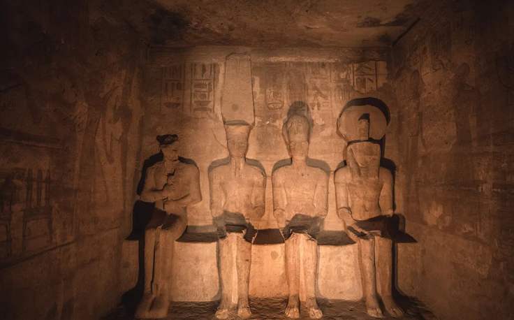 Il sole perpendicolare alle statue nel tempio di Abu Simbel