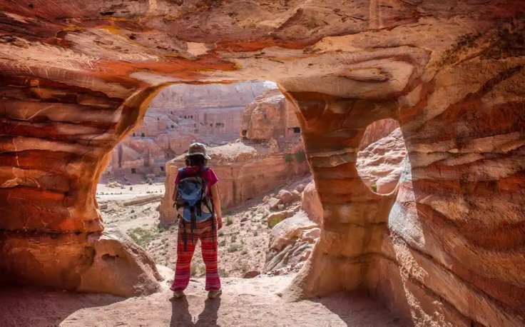 una donna visita la tombe reali a petra