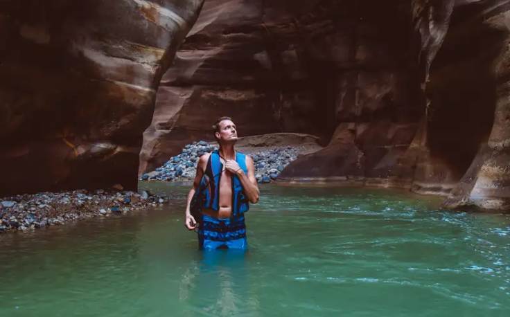 wadi mujib giordania, un uomo al wadi di mujib
