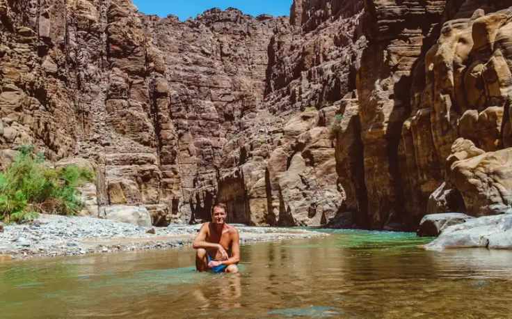 wadi mujib, un uomo al wadi di mujib