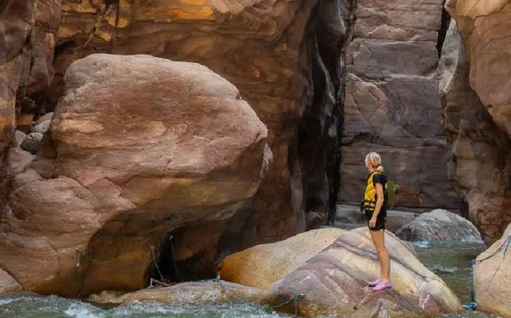 wadi mujib, un uomo al wadi di mujib