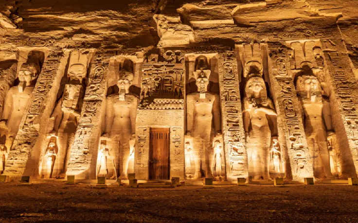 tempio di nefertari, una foto per il tempio la sera