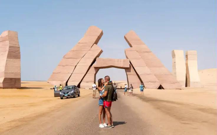 una coppia davanti il portone del parco nazionale di ras mohammed sharm ,  ras mohammed