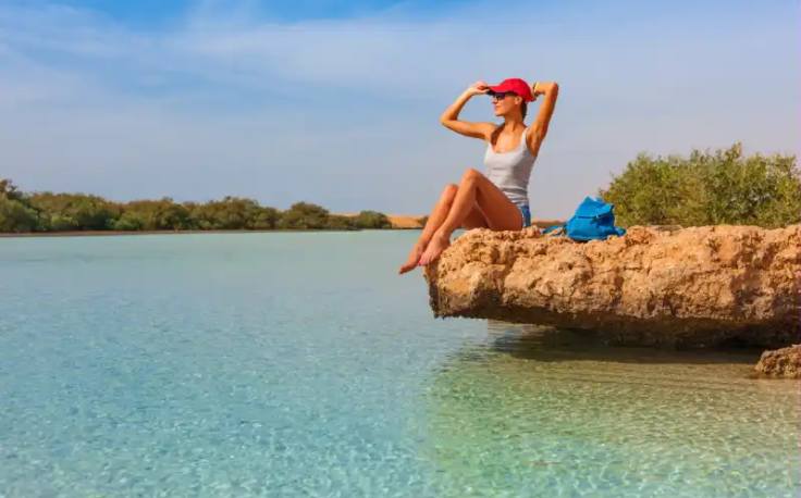 una turista si siede sulla spiaggia di ras mohammed sharm , ras mohammed