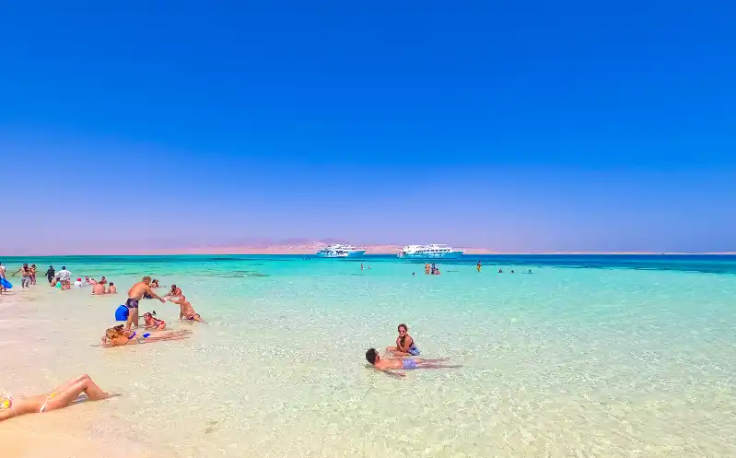 un gruppo di turisti si godono il sole sulla spiaggia di ras mohammed , ras mohammed