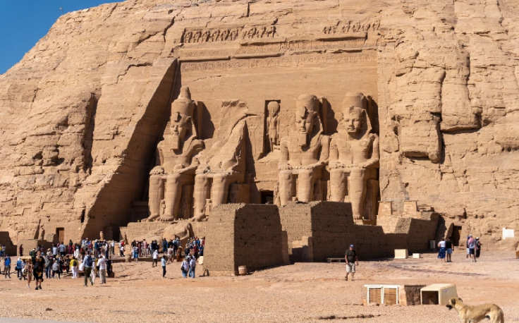 la gente davanti al tempio di Nevertari