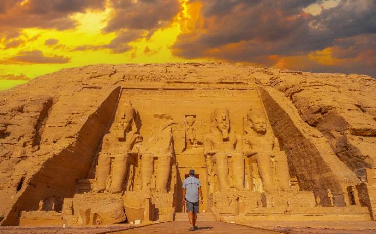 UM UOMO DAVANTI AL TEMPIO DI  NEVERTARI
