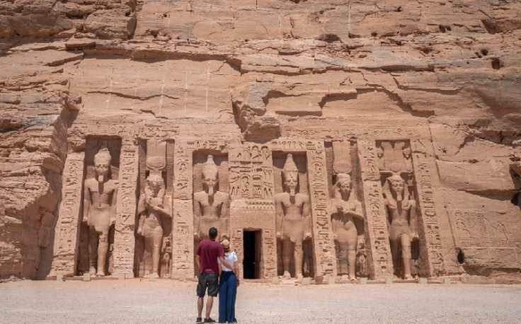 UNA DONNA DAVANTI AL TEMPIO DI NEVERTARI