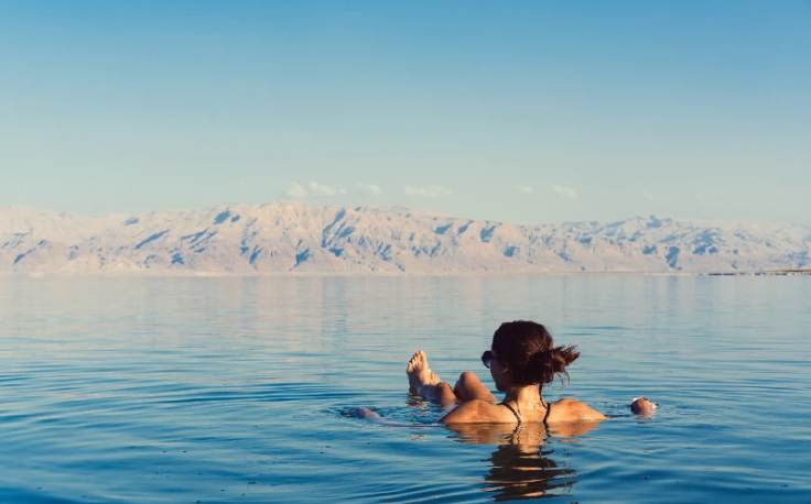 una donna si gode il bagno nel mar morto, mar morto petra giordania