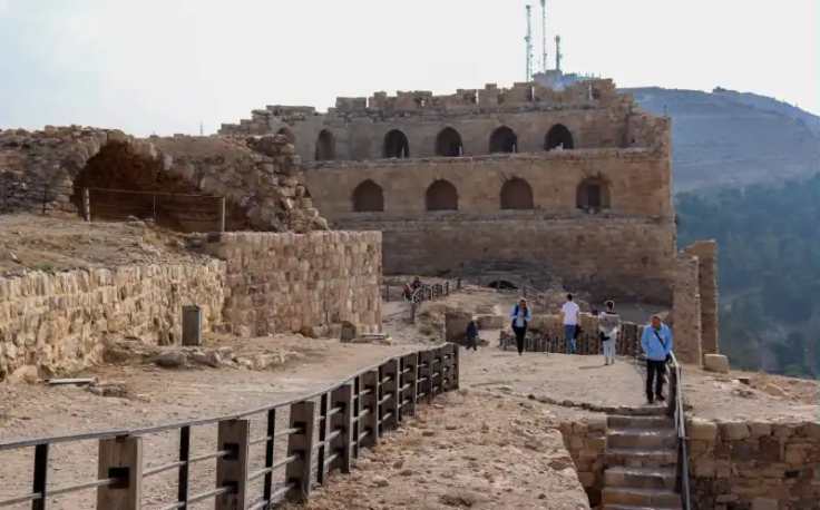 un gruppo di tursiti nel castello di kerak giordania , Castelli del Deserto