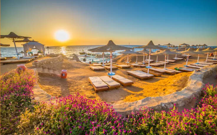 una spiaggia a sharm el sheikh, citta di sharm  elsheikh